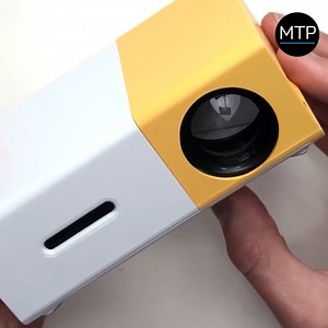 Achetez ici: https://www.mobile24.fr/shop/mini-projecteur-led-251032p.html Utilisez ce mini projecteur LED portable YG300 pour créer votre propre cinéma pour vous et vos amis, où que vous soyez. Tout ce que vous avez à faire est de mettre le projecteur dans votre sac à main. Ce mini projecteur LED offre une luminosité allant jusqu'à 600 lumens, ce qui signifie que vous pouvez profiter du contenu multimédia dans n'importe quel environnement sombre. Le mini projecteur LED YG300 est conçu avec un p