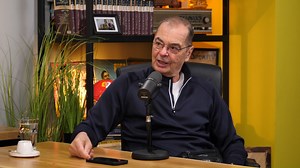 De la volei „din greșeală”, la o carieră de succes.🏆 Stelian Moculescu ne povestește miercuri 👉 de la 19:30, despre cum a început cariera lui și care sunt secretele unui antrenor de succes. La categoria tips&tricks ne dezvăluie cum poți să convingi un jucător să te asculte.🤓 Episodul integral 👉 miercuri, de la 19:30 Powered by Casa Pariurilor #vreausastiu #catalinoprisan #stelianmoculescu #boofmedia #casapariurilor | VREAU SĂ ȘTIU