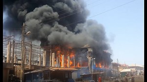 Two-storey building at Techiman market gutted by fire [Video] - Adomonline.com