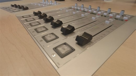 Naša sredina jutra ob kavi in kitari so trenutno na počitnicah. Kar pa ne pomeni, da se jih ne morete ogledati za nazaj. 🤩 Pripravili smo vam kratek film iz zakulisja snemanja naših glasbenih juter! 😎 Preverite! 🤗 . . . . . #jutraobkaviinkitari #jutraobkavisošelepšaobkitari #dobrojutro #sredinajutra #kava #kitara #4sezona #počitnice #izzakulisja #maribor #radiomaribor #radio | Radio Maribor