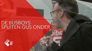 7.6K views · 18 reactions | "Jij spuit lekker weg hoor!", aldus Frank tegen Paul. De Top 2000 Stembus ziet er dankzij de Busboys weer pico bello uit  | NPO Radio 2 | Facebook
