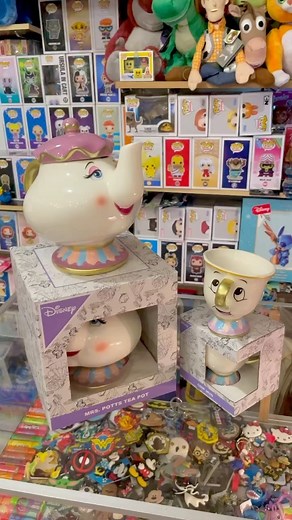 Taza de chip y Tetera de la señora Pots de la Bella y la Bestia en cerámica. Originales Primark Videos tomados para Pancholand y no pueden ser utilizadas por ningún medio. Copyright Pancholand® | Pancholand