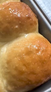 Right now we’re craving sweet bread!! 🍞🤤 Who else loves sweet bread?? 🙋🏽‍♀️🙋🏽‍♀️ 🎥: @chef_hplove on TikTok!! 🤙🏽 #guam #guamfood #guamfoodblog #chamoru #chamorufood #sweetbread #baking #bread | GuamFoodblog