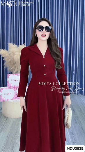 Vẻ Đẹp Quý Phái Trong Từng Đường Nét MDU3835 được chế tác từ nhung tuyết cao cấp với bề mặt mềm mịn và sang trọng, mang lại cảm giác êm ái nhưng vẫn chuẩn form nhờ lớp ép mùng giữ dáng A thanh lịch. Gam đỏ đô trầm ấm tôn lên vẻ đẹp quý phái, giúp nàng nổi bật một cách tinh tế. Thiết kế cổ vest cách điệu, tay dài ôm nhẹ kết hợp cùng hàng cúc bọc chạy dọc thân váy tạo nên nét cổ điển đầy cuốn hút nhưng không kém phần hiện đại. Dáng váy qua gối chuẩn chỉnh, chất liệu dày dặn, rất phù hợp để diện tr