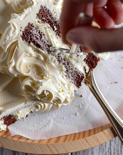 🍰 Cool Whip Frosting Elevate your cakes, cupcakes, and desserts with this light and fluffy Cool Whip Frosting! It's the perfect alternative to traditional heavy buttercream, offering a lighter, slightly sweet, and airy option that's incredibly easy to make. With just a few ingredients, you can whip up this frosting in no time, making it ideal for impromptu gatherings, birthday parties, or when you simply crave something sweet without the heaviness. This frosting pairs beautifully with all types