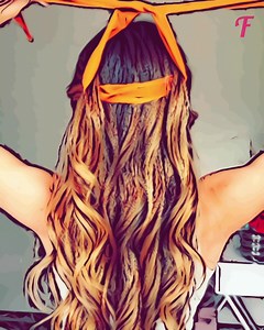 Le maître styliste enseigne des coiffures longues et élégantes pour toutes les occasions. | Femme Heureuse