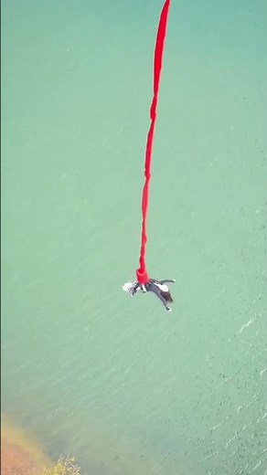 Incredible footage 🥱😲 of a daredevil bungee jumper jumping from a bridge