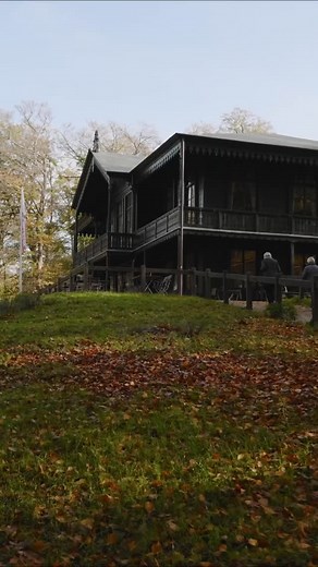 Op zoek naar edelherten, reeën, vossen, zwijnen en Schotse hooglanders in en om Apeldoorn? 🦌 In de Kroondomeinen, bij het Aardhuis en op de Loenermark is de kans om wild te zien behoorlijk groot. Maar daarnaast zijn er nog veel meer plekken in de dorpen rondom Apeldoorn waar je bij uitstek wild kunt spotten. 👀 Op onze website spot je tal van tips, lees je alles over de Big 5 van de Veluwe en vind je onze wildspotkaart waarin we alle spotlocaties in de omgeving voor je hebben verzameld. 🗺️ Ver