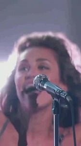 MAJESTY MILEY ⚡️⚡️⚡️ Η «Βασίλισσα των Λουλουδιών» @mileycyrus έλαμψε χθες με το ολοκληρωμένο μακιγιάζ από την @patmcgrathreal για το πρώτο της βραβείο Grammy! 🌟 ΔΕΙΤΕ ΛΕΠΤΟΜΕΡΕΙΕΣ 🌟 ΕΠΙΔΕΡΜΙΔΑ Divine Skin: Rose 001M The Essence Skin Fetish: Sublime Perfection Primer Skin Fetish: Sublime Perfection Foundation ‘LIGHT 7’ Skin Fetish: Sublime Perfection Concealer ‘LIGHT 4’ Skin Fetish: Divine Bronzer ‘NUDE HONEY’ Divine Blush: Legendary Glow Color Balm - ‘FORBIDDEN FLEUR" & ‘FLEUROTIQUE’ Highlight