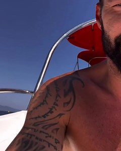 2.9K views · 22 reactions | ¡Un papá muy alegre! Ricky Martin se deja ver disfrutando en un yate con sus hijos, tras escándalo de la separación con su pareja‍‍ | Radio Omega 105.1 FM | Facebook