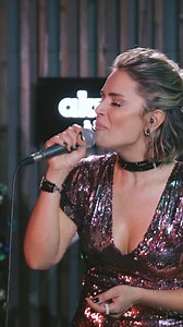 Oyunculuktaki başarısı ve müziğe olan büyük tutkusu ile ‘İpek Karapınar’ı, Akustikhane’nin yıl başı özel bölümünde Mirkelam coverı “Bi Fotoğraf Çekinebilir Miyiz” ile dinlemek bize iyi geldi. Size de geldi mi? | Akustikhane | Facebook