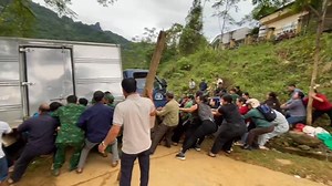 1.6M views · 19K reactions | Nay Nhóm Thiện Nguyện e đi Cao Bằng ! Đường trơn, lúc lên dốc bị trượt, đoạn ngay cổng trường. May xe vs Ng đều ko sao. Thật sự có Làm TN mới thấu… Tất cả đều vì Tình Yêu, Tình Thương vs đồng bào. Thương Đoàn. May Mắn vì mọi ng đc Bình An  | Răng Khểnh | Facebook