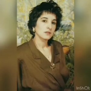 #Zohra_Mama, Paix à Sa Belle Âme Zohra, chanteuse, interprète kabyle est née en décembre 1962 à #Aguemoune, village de Larbaâ Nath Irathen, en #Kabylie. La vie de Zohra ressemblait à toutes celles des filles villageoises de Kabylie de l’époque. Elle apprit tôt les tâches ménagères, telle que le travail de la laine, le jardinage dans des champs et aussi dans des lopins de terre tout près du domicile, la récolte des olives etc. Elle aimait aussi la lecture bien qu’elle n’ait jamais fréquenté l’éco