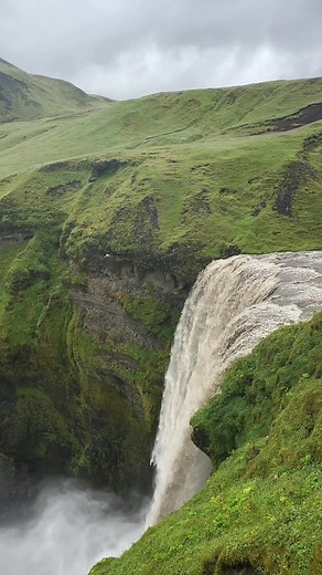 Oh to be a bird flying over an Icelandic waterfall #icelandtravel #waterfallhike #naturetherapy #skogafoss #icelandtravel