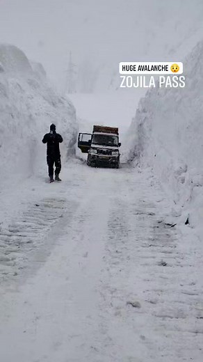 Zojila Pass, Huge snow avalanche 😯 #zojilapass Near Zojila Tunnel Dras kargil side . | 𝙳𝚁𝙰𝚂𝚂 𝙾𝙽𝙻𝙸𝙽𝙴