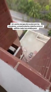 Hombre baja escaleras y cada piso del edificio está peor