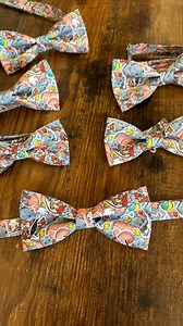 🐘🐘 Dumbo es una de las pelis de Disney q mas me gusta y q mas valores puede enseñar a los niños. En esta vida no hay q tener miedo a ser diferente, no todos somos iguales, ni nos gusta lo mismo, ni tenemos q hacer lo q la sociedad marca. Alguna vez te has podido sentir como dumbo, pero no te preocupes que en algún momento volaras y llegaras muy lejos🥹🥹 #dumbo #disney #pajaritas #bowtie #comuniones #pajaritasconjota #handmade #wedding #complementos | Pajaritas con Jota