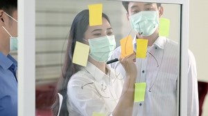 Les gens d'affaires brainstorming résolution de : vidéo de stock (100 % libre de droit) 1058325646 | Shutterstock