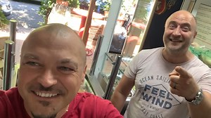 34K views · 2.5K reactions | Joi la ora 5 seara, Puya ȘHEF dă o mână de ajutor fraților din cartier. Gătim LIVE! Așa cum v-am obișnuit, susțin și promovez gratis afacerile românești care-s la început. De data asta e rândul lui Cornel, prietenul meu din copilărie, care are un restaurant cu specific tradițional. La sfârșitul live-ului puteți comanda ce am gătit, dacă vă face cu ochiul. | Puya © Scandalos Music | Facebook