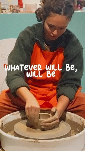 YVONNE CHILET ⋒ Nómada ⋒ Salud on Instagram: "Ceramics bring a beautiful opportunity to slow down🍃🧱 Hands full of mud modeling earth into my vision🤲🏼 The connection with the land, with the process, with my creativity… 🌷 Lately this is what my soul has been craving the most. Learning skills. Homesteading a beautiful slow life. Away from a lot of noise, that even in the mountains I can hear. Creating slowly the life I wanna live 🌚🌝 I picture myself harvesting the eggs in the morning, pasteu