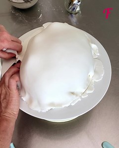 362K views · 197 reactions | Natural-looking cake art using icing and food colouring | Fabiosa Digest | Facebook