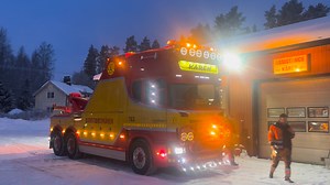 Hämtade Scanian i går våran Bisonoxe (Bison) det blev bra med blixtljusen, men jag glömde slå på att det ska blinka i positions ljusen på alla sidomarkeringar på filmen | Hudikbärgarn Peter Norén AB