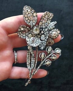 38 reactions · 18 shares | Glorious old mine cut diamond flowers en tremblant, circa 1870. Spotted at A La Vieille Russie. https://instagram.com/p/BqqLkTUnyot/ | Diamonds in the Library | Facebook