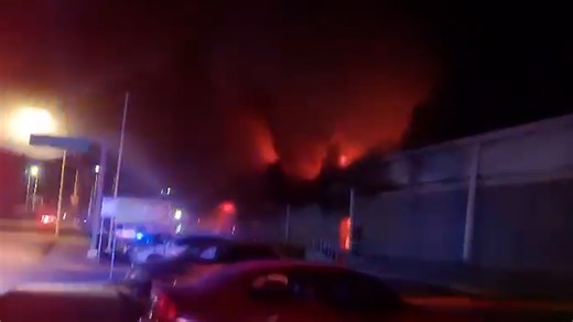 Explosión consume centro comercial en Ciudad Frontera, Coahuila