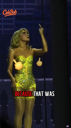 Sabrina Carpenter vs The Mic Stand 😂🎤 #SabrinaCarpenter #FunnyMoment #LiveShow #PopStar #ViralShorts | Celebrity. Bobs