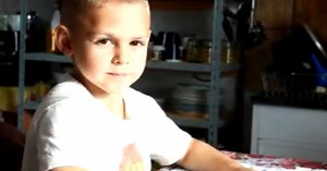 Video infiorator! O sa plangi cand vezi cum il tortureaza tatal lui pe Giuliano Stroe - Il pune sa sparga nuci cu pumnul gol iar el aproape moare de durere dar ii este frica sa planga - WOWbiz.ro