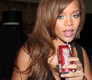 Rihanna denies snorting cocaine at Coachella