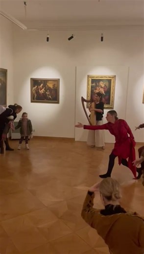 Veronika Lemishenko kao posebno iznenađenje ovogodišnje Noći muzeja i Plesni studio Shine koji vas vodi plesom kroz postav izložbi. | Muzej likovnih umjetnosti