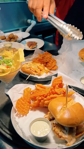 Fresh seafood, refreshing cocktails, and the best seaside view? Yes please 🙋🏻‍♂️🙋🏻‍♀️ See you at #SnappersKeyLargo for lunch. . . #keylargolunch #lunchkeylargo #linch #keylargo #keylargoflorida #flkeyslife #keylargoroadtrip #keylargofisheries | Snappers Key Largo