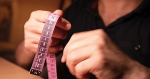 Homme mesurant la circonférence du poignet : vidéo de stock (100 % libre de droit) 3994894975 | Shutterstock