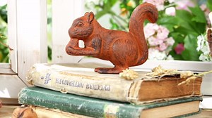 Sungmor Cast Iron Squirrel Statue,Rustic Rust Heavy Duty Animal Collection Sculpture, Paperweight, Doorstop, Adorable Garden Figurine