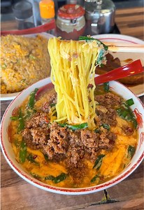 大量の卵を使って作るパラパラにんにくチャーハン🧄🍳 ここは毎日行列ができる名古屋で大人気の台湾ラーメン専門店！ 名物の台湾ラーメンも絶品だけど、ラーメンスープを使って炊いたご飯で作るパラパラのニンニク炒飯もおいしすぎた🍜 📍名古屋「台湾ラーメン 江楽」 #名古屋グルメ #名古屋ランチ #ラーメン #ramen #japanesefood