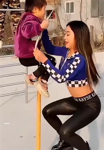 Woman with the strongest jaw - Hello Idea | Hello Idea