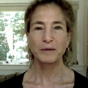 Join renowned author and teacher Tara Brach in a 60-minute conversation, Holding a Healing Space - Integrating Meditation and Psychotherapy. In this conversation, Tara explores: > The rewards of bringing mindfulness practice into the therapeutic setting—for both the therapist and the client > The power of self-compassion > The critical role of mindfulness during traumatic times, and how mindfulness can support social transformation and the evolution of humanity > A guided “RAIN” meditation for e