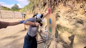 BULL’S EYE BA KAMO? SISIW KAY JUDAY Masinsinan ang isinasagawang pagsasanay ng aktres na si Judy Ann Santos-Agoncillo habang sumasailalim sa Gunfighter’s Basic Course gamit ang Thumb Pectoral Index Shooting Technique at Compressed Weaver Shooting Method sa isang firing range sa Metro Manila kamakailan. Kasama ni Juday at kanyang mister na si Ryan Agoncillo sa bago nilang kinahihiligan na sport. (Video courtesy of Snooky Cruz/ Facebook) #PilipinasToday #JudyAnnSantos #RyanAgoncillo #GunTraining D