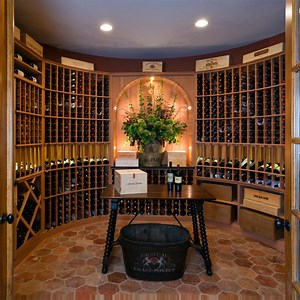 [Hot Item] Commercial Design Round Wooden Display Racks Luxury Winery Wine Rack Large Wine Whiskey Display Wine Cabinet