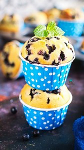 Kocham ten przepis na muffinki 💙 Pyszne, miękkie i puszyste ciasto wypełnione owocami, polane lukrem 🥰 Są wspaniałe! Wypróbuj i Ty! Przepis jest bardzo prosty, poradzi sobie z nim nawet dziecko ❤️ SKŁADNIKI (12 sztuk): 📌 2 duże jajka 📌 3/4 szklanki cukru 📌 1 szklanka śmietany kwaśnej 18% 📌 1/2 szklanki oleju 📌 2 szklanki mąki 📌 2 łyżeczki proszku do pieczenia 📌 Szczypta soli 📌 200g mrożonych jagód Pieczemy około 20 minut/ 200 stopni, góra - dół. Wykonanie na filmie ♥️ A szczegółowy prz