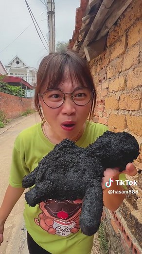 Hà Sam Tìm Hiểu Quà Tặng Pha Trò Kỳ Lạ