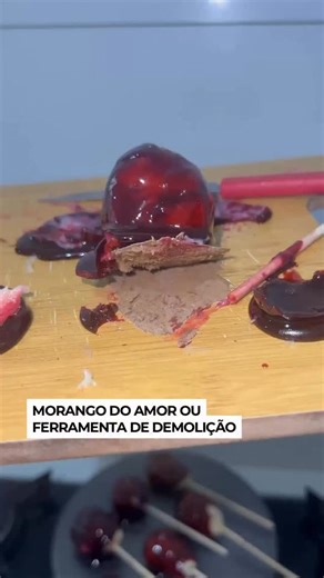 A Maria só queria fazer um morango do amor caprichado... e conseguiu! ⠀ Mas o ponto da calda ficou tão duro e quebradiço que, ao apoiar a fruta, ela arrancou o fundo do móvel! 😳 ⠀ O resultado inesperado virou piada nas redes — e um comentário roubou a cena: 👉 “Morango do amor com um toque levemente amadeirado”, brincou um internauta, arrancando gargalhadas de todos. ⠀ 💬 Você também já errou no ponto e fez história? 🎥 @maria_carandina / myhoodbr | Kboing FM