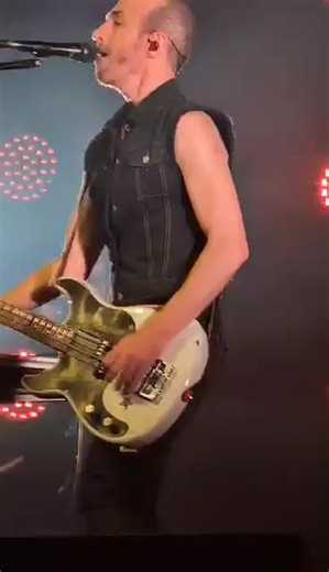 Ce soir c'est Calogero à Grenoble pour Isabelle. Et vous? Retour sur le concert de Nantes avec le tube "1987" 📷 Simon | Fan de concerts