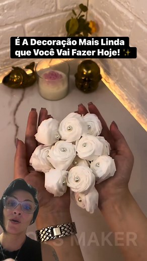 Pare tudo o que você está fazendo! Você vai se surpreender com o que esta mágica se transforma. 😉 Este tutorial é a prova de que a beleza pode nascer dos materiais mais simples. Transformamos guardanapos de papel (ou lenços) em um arranjo de rosas elegante e luminoso, perfeito para iluminar qualquer canto da sua casa! 👉 O que você precisa: • Guardanaos de papel ou lenços de papel (brancos, de preferência). • Lápis ou palito (para enrolar). • Mini-pérolas (opcional, para o toque final). • Pisto