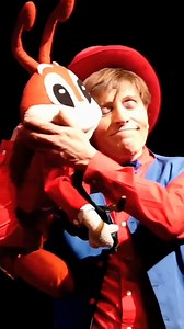 🦗🎶✨ ¡Que dejen toditos los sueños abiertos para celebrar el 90 aniversario de Cri-Cri! ✨🎶🎻 🎤 Mario Iván Marínez, junto a Jimena Parés y Pablo Rodríguez, nos llevarán a una aventura por el mágico mundo del gran Francisco Gabilondo Soler✍️ ¡Un viaje musical lleno de historias, lugares y personajes fantásticos te espera! 🥳 🎉Festín Mustín Cri-Cri 🎉 🗓 Octubre 20 | 🕔 17 horas 📍 El Cantoral 🎟 ln.run/BdMv6 | SACM - Sociedad de Autores y Compositores de México.