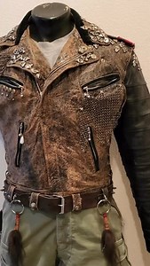 I simply had to share this replica of Kurgans leather jacket, made by Stephen210 on theRPF.com The attention to detail is 👌🏻 and the fact he managed to find the actual leather jacket for the base is unreal. I never noticed while watching the movie but there’s a tiny scrap of Fraser tartan wrapped around the left epaulette! I won’t mention the other thing pinned there but it does open up further questions about Kurgans past… 🫨 Anyway, there’s a short video at the end, of the jacket spotted in 