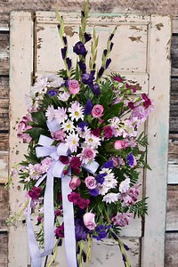 2.3K views · 169 reactions | Let's finish this standing spray with out any speeding through it. | Flowers by the Bunch | Facebook