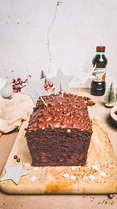 { Cake chocolat, cannelle et vin rouge }✨ recette 10 de cette série spéciale « Fêtes de fin d’année »🎄 . Ce cake est gourmand à souhait et sent bon le chocolat et les épices. Avec ses arômes de chocolat et de cannelle, ce dessert est parfait pour les fêtes. . 👉🏻Ingrédients: -140g de sucre blond -1 sachet de sucre vanillé -3 œufs -150g de beurre demi-sel fondu -1 CS de cacao en poudre non sucré -1 CC de cannelle -125ml de vin rouge -150g de farine -1 sachet de levure chimique -1/2 CC de bicarb