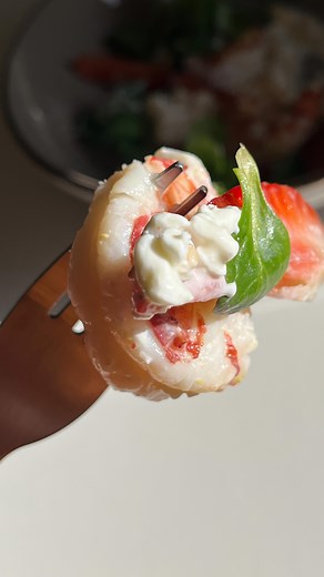 ANTIPASTO PRIMAVERA🌺 Oggi ti propongo un buonissimo antipasto di pesce fresco e istantaneo, se non hai mai provato l’abbinamento fragole e gamberi dovresti assolutamente provare!😍 ✅ INGREDIENTI: ( per 1 persona ) 3 gamberi argentini grandi 150g fragole 40g fiocchi di latte Spinacino q.b. Scorza di 1 limone 1 giro di olio evo Semi di sesamo per decorare ✅ PROCEDIMENTO: Pulisco i gamberi e li faccio sbollentare in acqua salata per 2 minuti. In un piatto preparo la base con fiocchi di latte, qual